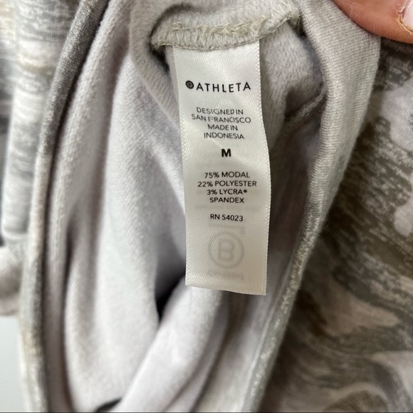 Athleta Pure Luxe Printed Pullover Sweatshirt Camo Size Medium 598752 - Picture 6 of 7